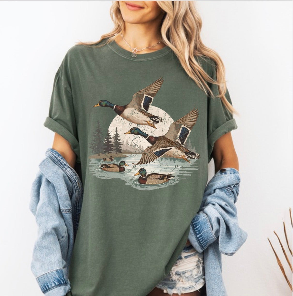 Retro Flying Mallard Duck, Duck Hunting, Vintage Duck Hunter, Mallard, Hunting,Trendy T-shirt