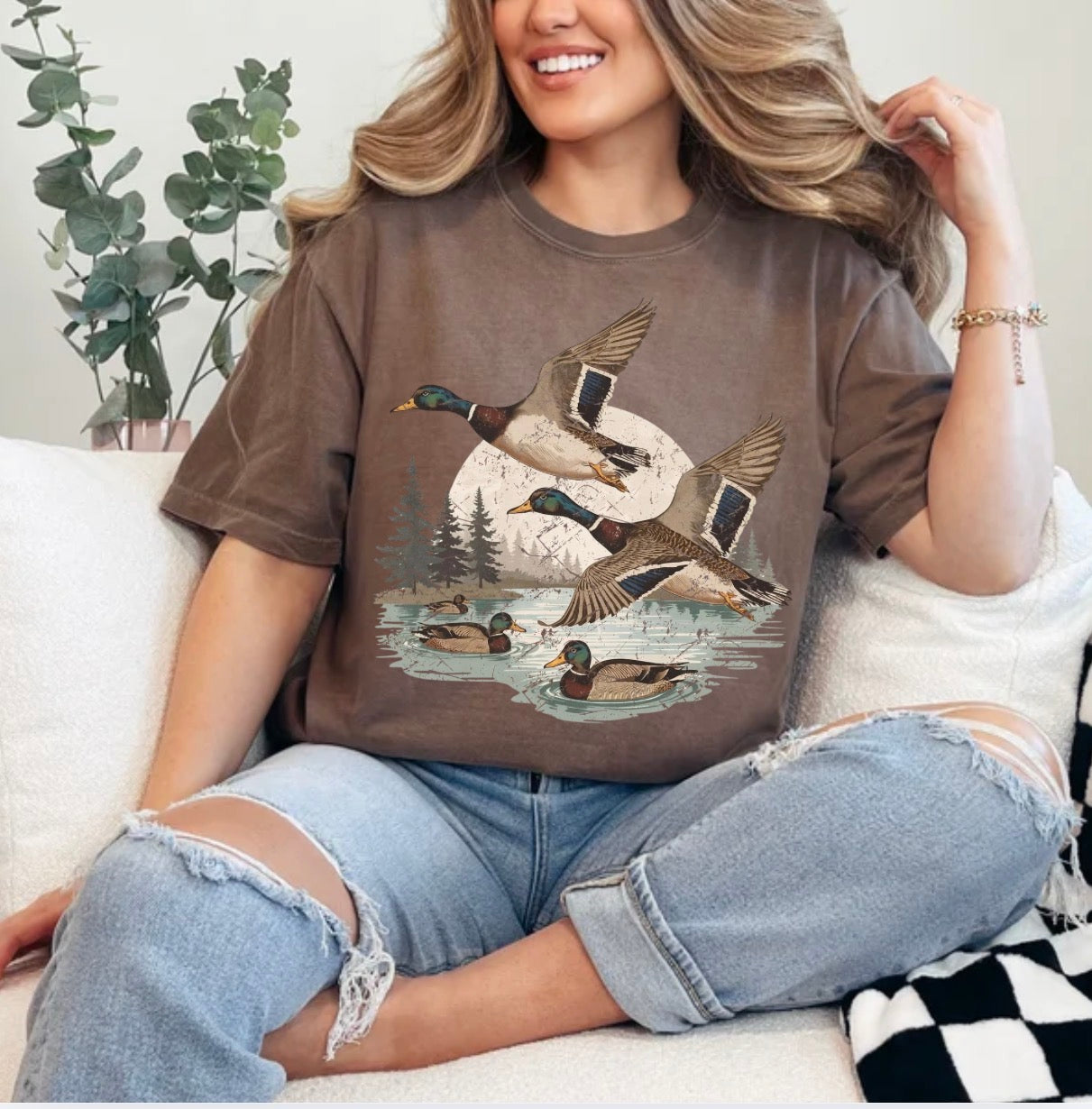 Retro Flying Mallard Duck, Duck Hunting, Vintage Duck Hunter, Mallard, Hunting,Trendy T-shirt