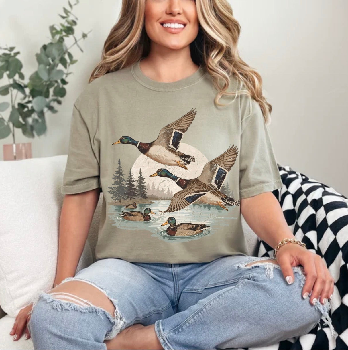 Retro Flying Mallard Duck, Duck Hunting, Vintage Duck Hunter, Mallard, Hunting,Trendy T-shirt